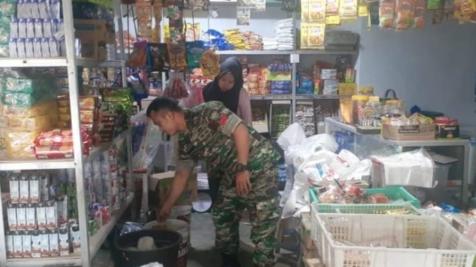 Babinsa Koramil 02/Karang Baru Monitoring Harga Sembako Pasar Tradisional