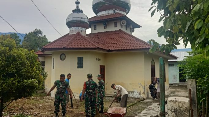 Jaga Kebersihan Tempat Ibadah Babinsa Ajak Warga Masyarakat Gotroy