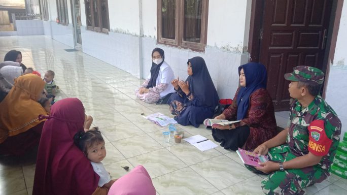 Peduli Kesehatan, Pelda Suriyatno Dampingi Bidan Desa Berikan Penyuluhan Pada Ibu Hamil Balita