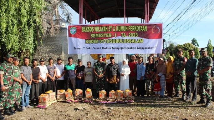 Dandim 0118/ Subulussalam Serahkan Bantuan Paket Sembako Kepada Warga di Lokasi Kampung Pancasila