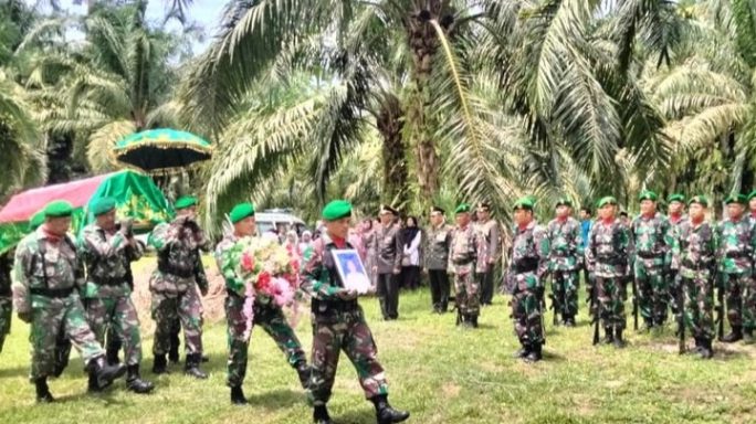 Danramil 04/Simpang Kanan Pimpin Upacara Pemakaman Secara Militer