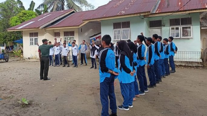 Babinsa Berikan Materi Wawasan Kebangsaan di SMAN 1 Danau Paris