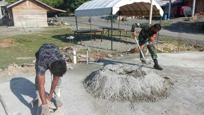 Kedekatan Babinsa Koramil 01/Sungai Mas Dengan Warga Binaan Tampak Jelas Pada Saat Gotong Royong Membangun Salah Satu Rumah Di Wilayah
