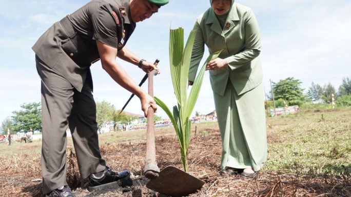 Upaya Penghijauan di Makorem Sisa Tsunami : Danrem 012/TU Tanam Pohon Kelapa Bersama Para Dandim