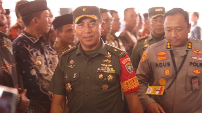 Kasdam IM mewakili Pangdam IM mendampingi Presiden RI Ir. H. Joko Widodo dalam rangka acara Kick Off Pelaksanaan Rekomendasi Penyelesaian Non Yudisial Pelanggaran Hak Asasi Manusia yang Berat di Kabupaten Pidie, Prov. Aceh.