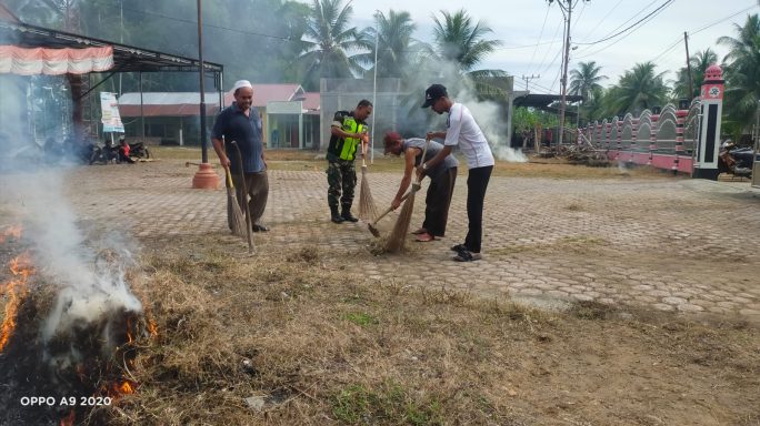 Sambut Idul Adha, Babinsa Posramil Simpang Mamplam Ajak Warga Gotong Royong Bersihkan Meunasah