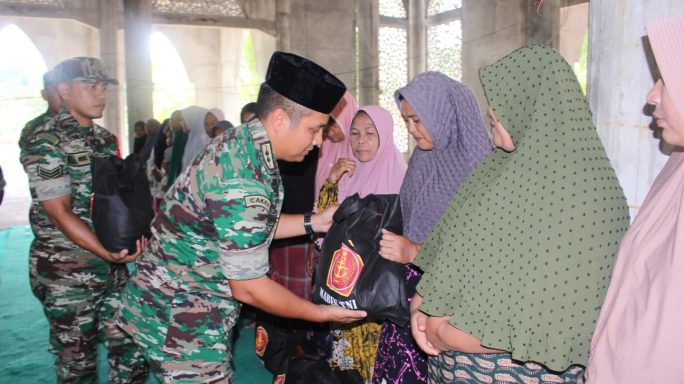 Dandim 0107/ Aceh Selatan Salurkan 300 Paket Bantuan Sembako Mabes TNI Kepada Masyarakat Jambo Keupok