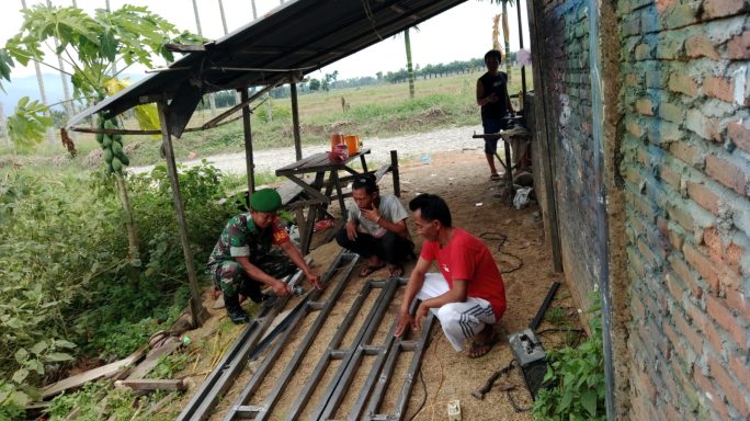Jaga Hubungan Baik Dengan Mitra Karib Babinsa Anjangsana Ke Warga Usaha Pembuatan Pagar Besi
