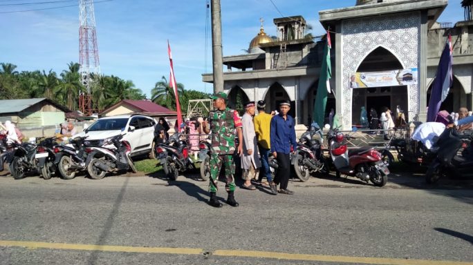 Berikan Rasa Aman, Babinsa Sungai Liput Pengamanan Sholat Idul Adha 1444 H