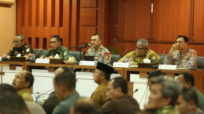 Kepala Staf Kodam Iskandar Muda (Kasdam IM) Brigjen TNI Hadi Basuki, S.Sos., M.M., M.Tr. (Han). menghadiri rapat koordinasi pembahasan penyiapan penyelenggaraan kick off pelaksanaan rekomendasi penyelesaian Non Yudisial pelanggaran Ham Berat dimasa lampau, di ruang rapat Sekdaprov Aceh, Banda Aceh,
