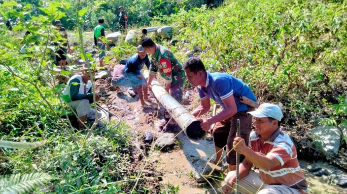 Babinsa Bersama Warga Masyarakat Gotong Royong Bersihkan Pipa Air Bersih Yang Tersumbat