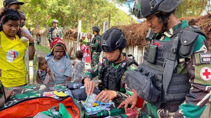Satgas Yonif RK 115/ML Gelar Pengobatan Gratis dan Membagi Pakaian di Hari Minggu Penuh Berkah