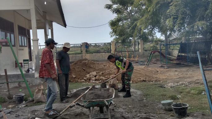 Babinsa Posramil Kuala Bantu Timbun Dan Cor Halaman Sekolah Taman Kanak Kanak