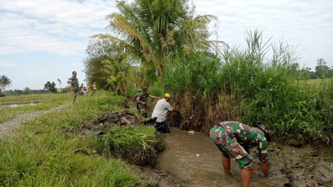 Terlihat Jelas Kekompakan Anggota Koramil 02/Seunagan dan Masyarakat Laksanakan Gotong Royong