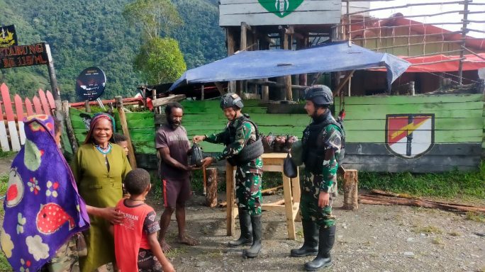 Atasi Kesulitan Masyarakat Papua, Satgas Yonif RK 115/ML Membagikan Sembako Kepada Masyarakat Yang Datang Ke Pos