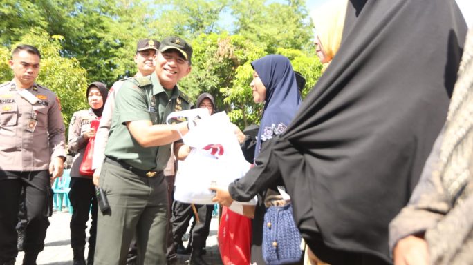 Kasdam IM Hadiri Bulan Bakti Polri Presisi, Polda Aceh Salurkan Paket Sembako Dalam Rangka Hari Bhayangkara Ke-77 Tahun 2023.