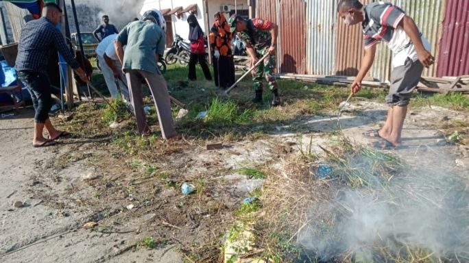 Dengan Semangat Babinsa Koramil 05/Idr Dan Warga Gotong Royong Membersih Sampah Dan Rumput