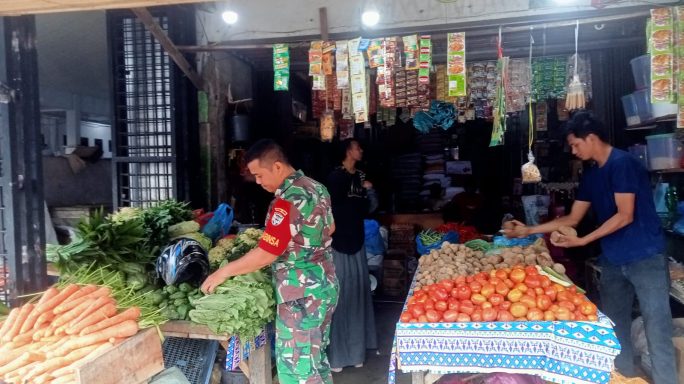 Pastikan Stabilitas Harga Sembako, Babinsa Koramil Pidie Laksanakan Monitoring Pasar