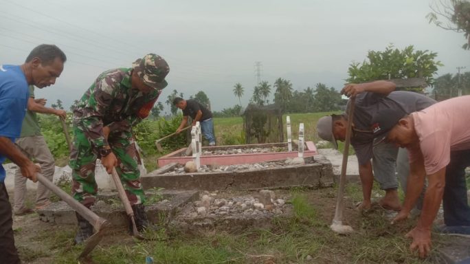 Jaga Kebersihan Pemakaman Umum Babinsa Ajak Warga Gotong Royong