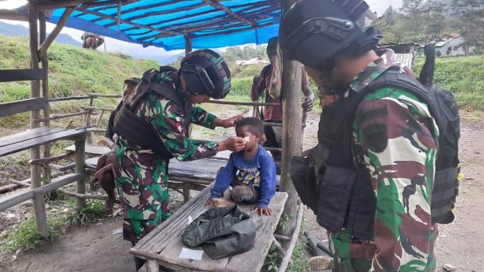 Tim Kesehatan Satgas Yonif RK 115/ML Sigap Memberikan Bantuan Pengobatan kepada Masyarakat