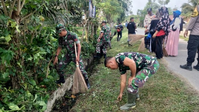 Melalui Jumat Bersih, Koramil 07/Kejuruan Muda Bersama Warga Tampak Kompak Lakukan Gotong Royong