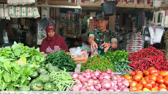 Pastikan Harga Sembako Stabil, Babinsa Cek Harga Pangan Di Kios Milik Warga