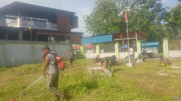 Jumat Bersih Babinsa Bersama Masyarakat Dan Siswa Bersihkan Makam Pahlawan