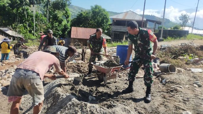 Antisipasi Tanah Longsor Babinsa Ajak Warga Gotong Royong Bangun Penahan Tanah