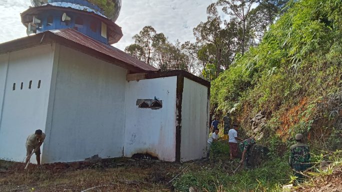 Jaga Kebersihan Tempat Ibadah Babinsa Ajak Warga Kerja Bhakti