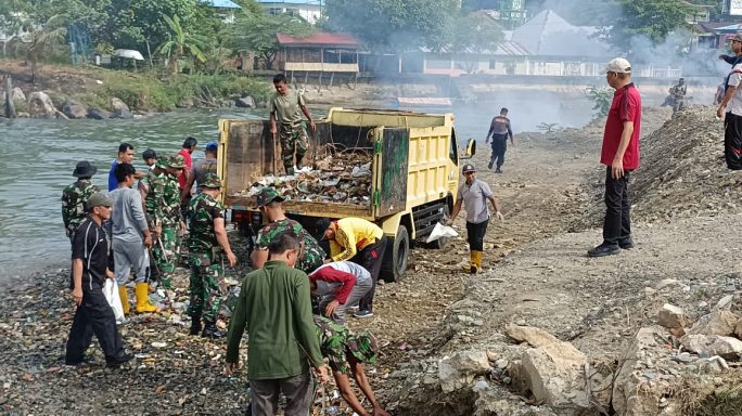 Ikut Memperingati HLH Sedunia 2023, Kodim 0107/Asel Terjunkan Personilnya Lakukan Pembersihan Lingkungan RTH