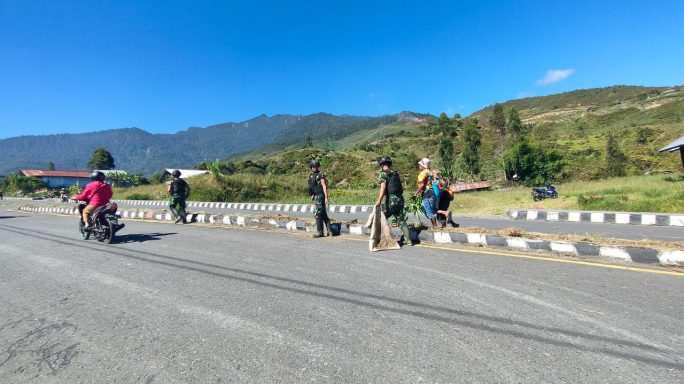 Satgas Yonif RK 115/ML Bersama Masyarakat Gotong Royong Membersihkan Lingkungan