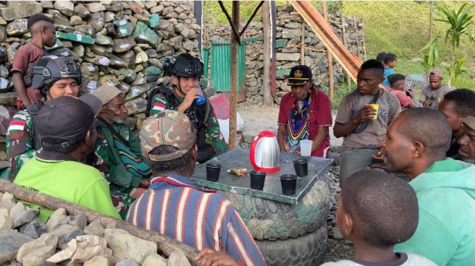 Sambil Menikmati Kopi Gayo, Personel Satgas Yonif RK 115/ML Melakukan Komsos dengan Tokoh Masyarakat