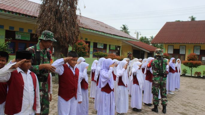 Babinsa Koramil 02/Bambel Mengajar Dan Latih PBB Siswa SD