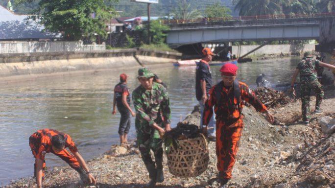 Prajurit TNI/Polri Kembali Turun Ikut Serta Kerja Bhakti Gotong Royong Pembersihan Lingkungan