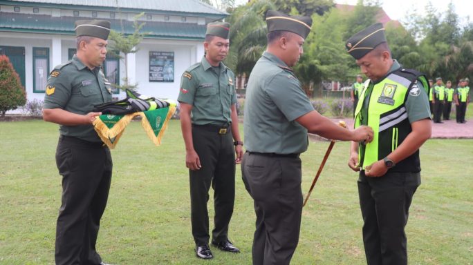 Dandim Bireuen Bagikan Rompi Secara Simbolis kepada Seluruh Personel Kodim 0111/ Bireuen