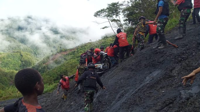 Satgas Yonif RK 115/ML Membantu Masyarakat yang Terdampak Bencana Longsor di Distrik Yambi