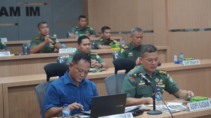 Asops Kasdam IM mewakili Pangdam IM mengikuti kegiatan Video Conference (Vicon) membahas tentang Kunker Presiden RI ke Kab. Pidie, Prov. Aceh.