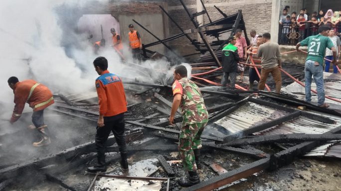 Berawal Dari Laporan Warga, Personil Koramil 09/Trumon Tengah Gerak Cepat Bantu Pemadaman Kabakaran Rumah