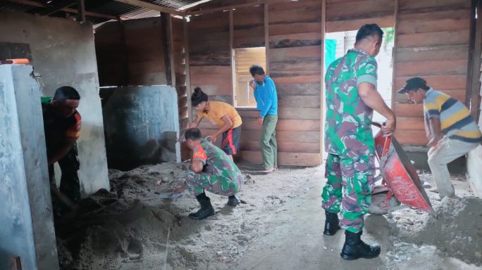peduli Warga Binaan Babinsa Bantu Perbaiki Rumah Warga