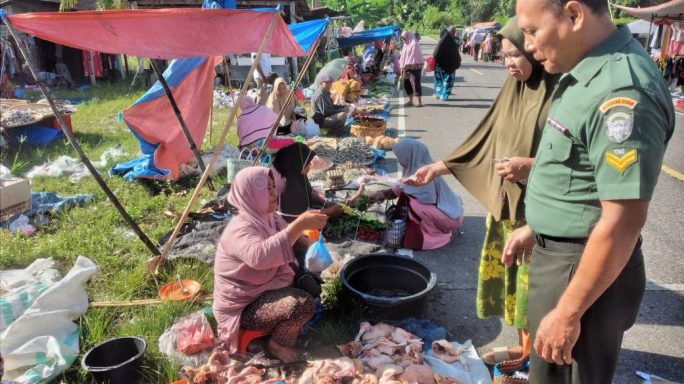 Cek Harga Sembako Di Pasar Babinsa Turun Ke Lapangan
