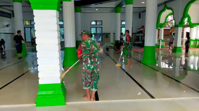 Babinsa Koramil 10/Woyla Barat Datang Lingkungan Masjid Quba Langsung Cemerlang