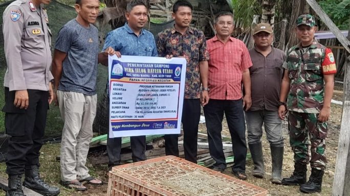 Babinsa Koramil 19/Idm Dan Bhabinkamtibmas Mendampingi Penyerahan Bantuan Ternak Bebek