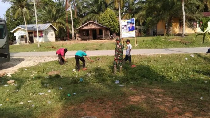 Babinsa Ajak Warga Gotong Royong Bersihkan Jalan Desa