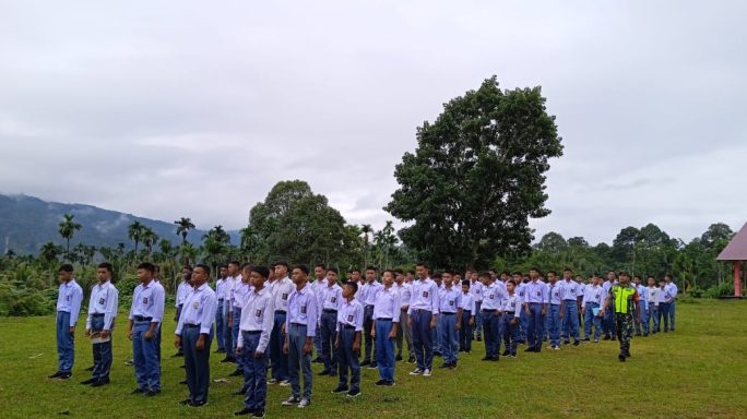 Babinsa Koramil 0108-03/Badar Latih Peraturan Baris Berbaris