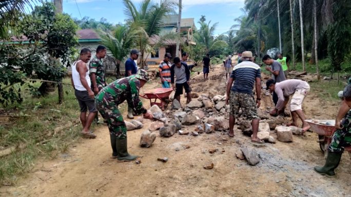 Jumat Bersih, Koramil Jajaran Kodim 0117/Aceh Tamiang Secara Serentak Laksanakan Gotong Royong