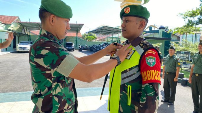 Dandim 0103/Aut Serahkan Rompi Dinas Lapangan Untuk Babinsa