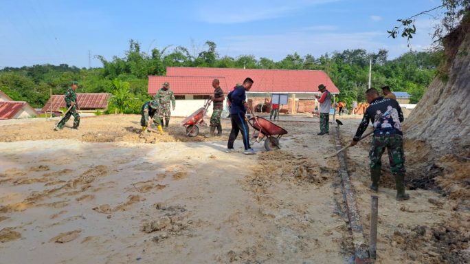 Masuki Tahap Penimbunan, Satgas TMMD 117 Bersama warga