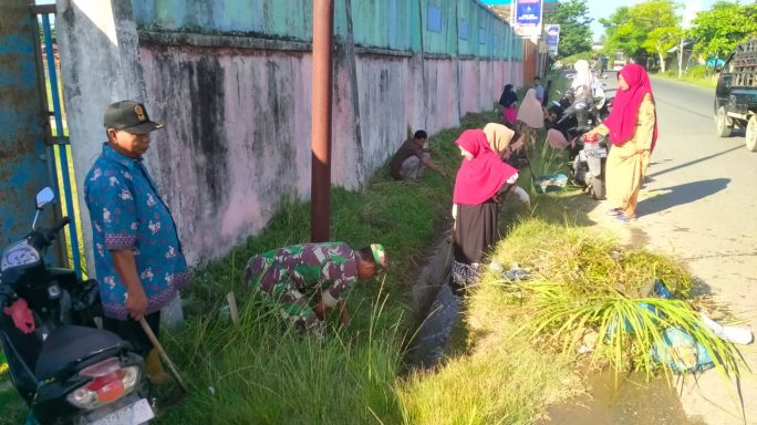 Semangat Dan Kompak Bersama Warga Gotong Royong Bersihkan Parit Dilakukan Babinsa Koramil 05/Idr