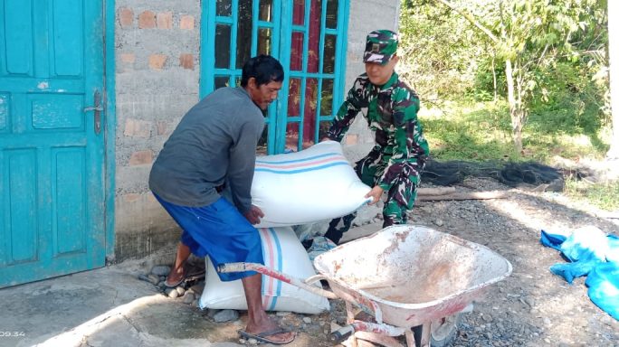 Babinsa Koramil 03/Seunagan Timur Bantu Petani Jemur Padi