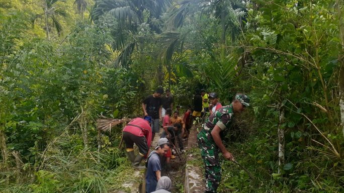 Ringankan Beban Warga, Babinsa Tangse Laksanakan Karya Bhakti